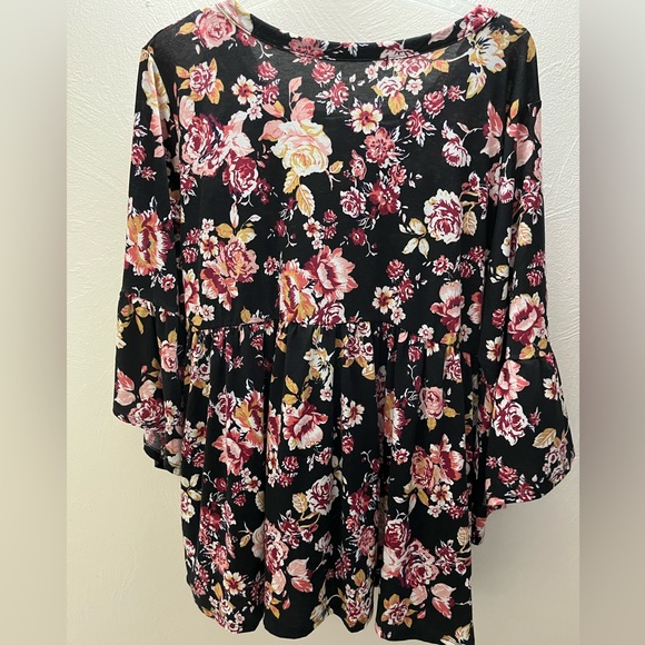 Floral top with bell sleeves in 2X. - Picture 5 of 5